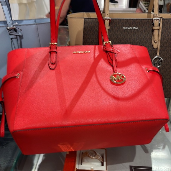 Michael Kors Gilly Large Drawstring Travel Leather Top Zip Tote 
Dk Sangria 
NWT - Picture 16 of 16